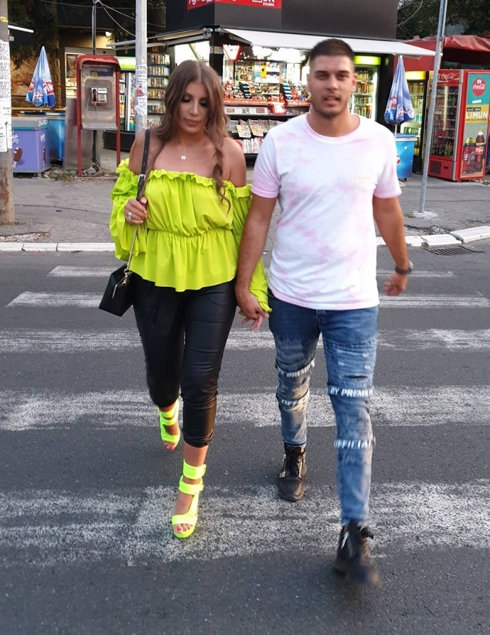 Dalila i Dejan uslikani ispred Pinka! Otišli da potpišu ugovor za Zadrugu 3, pa doživeli strašan peh nasred ulice!