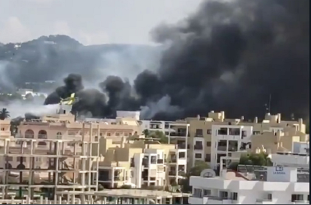 Veliki požar na najpoznatijem turističkom ostrvu, evakuišu se kuće, plamen stotinama metara iznad mora! (VIDEO)