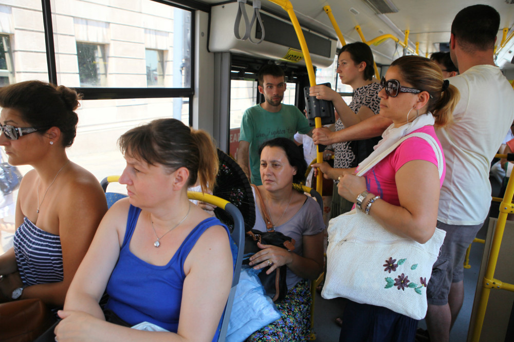 Putnike razbesneo bahati Beograđanin! Sevale i pesnice!