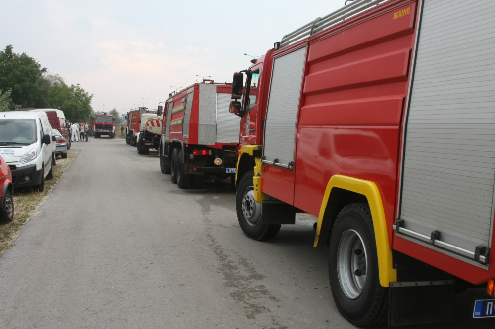 Vatrogasci iz četiri opštine imaju još posla! Povređeni radnici zbrinuti u dve gradske bolnice