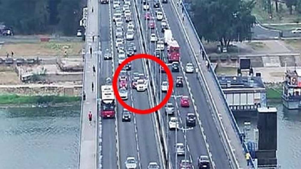 Kamere snimile haos na Brankovom mostu!