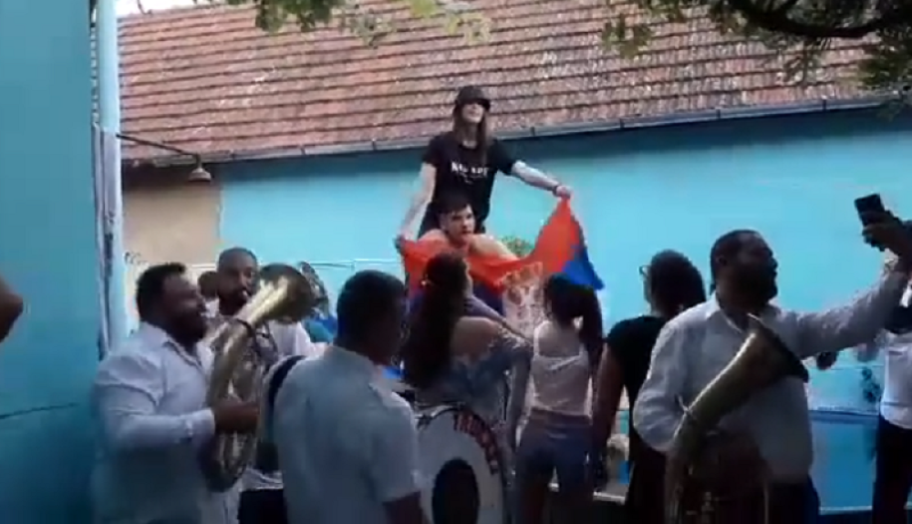 Ovako je izgledao njen ispraćaj uz trubače i bakljade - "Idem da branim Kosovo" (VIDEO)