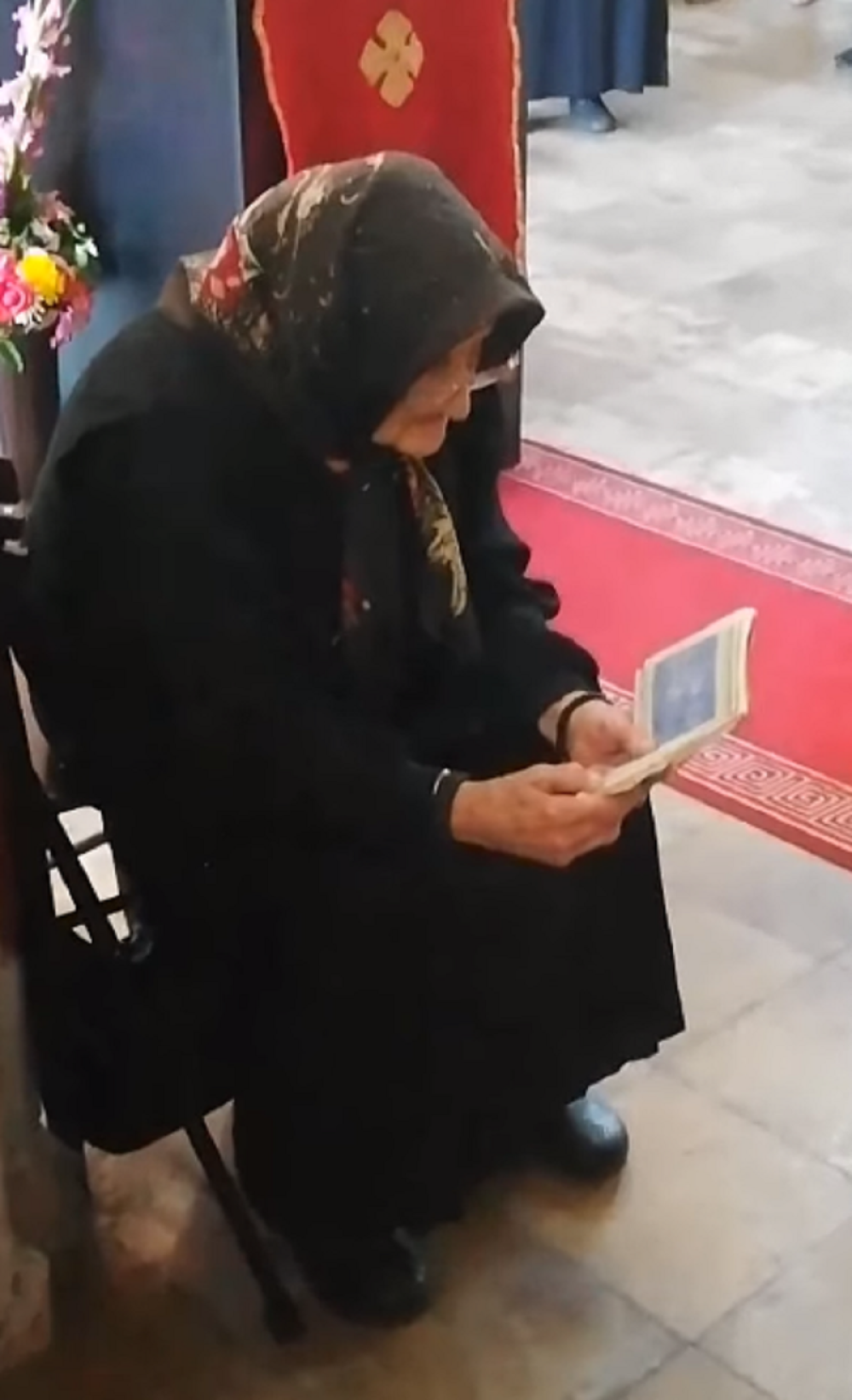 Ono što je baka Evica radila u crkvi na Preobraženje, dirnulo celu Srbiju! (VIDEO)