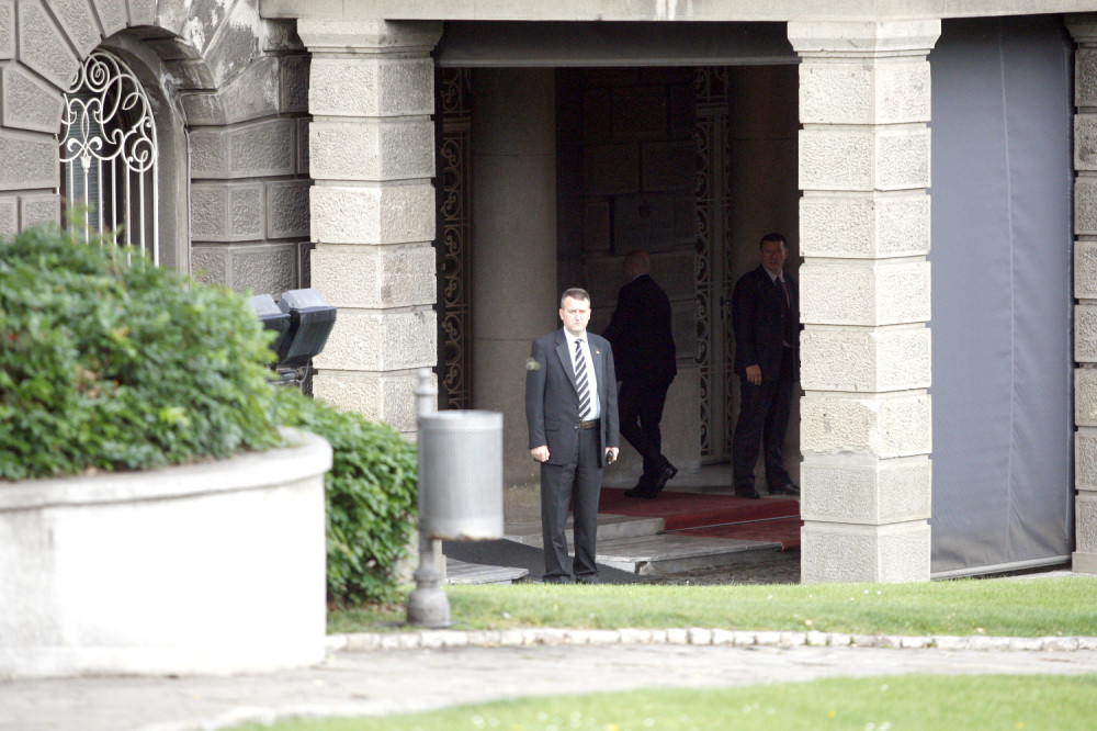 Vučić ispred Predsedništva u do sada neviđenom raspoloženju, fotografije obišle region! (FOTO)