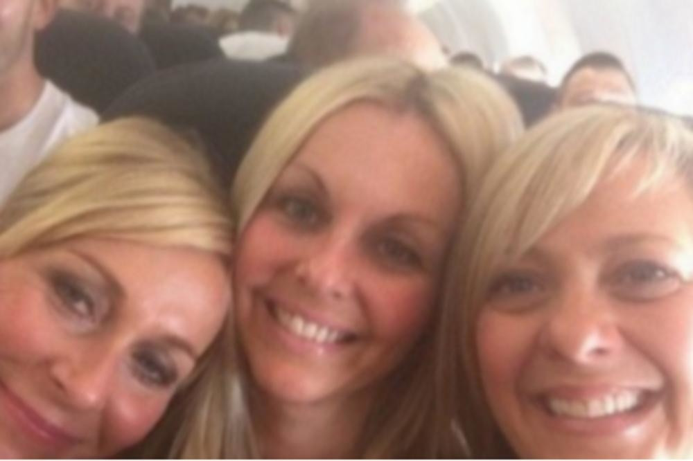 Pogledale su fotografiju i ostale skamenjene! Nisu mogle da poveruju u ono što vide! (FOTO)