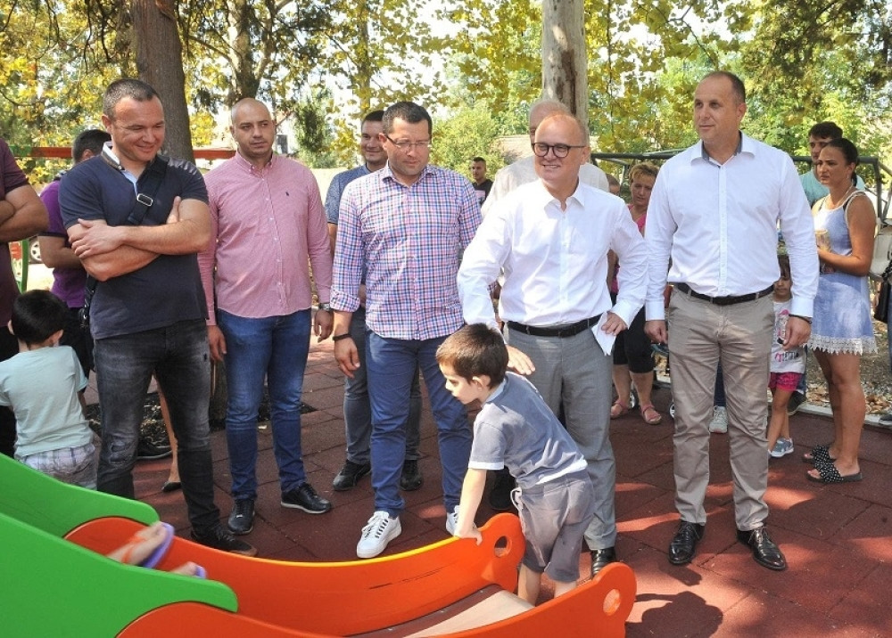 Vesić obišao rekonstruisano dečje igralište u Stepojevcu