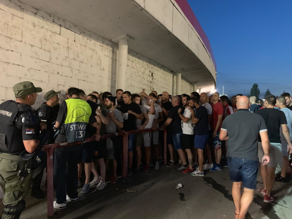 Na ulazu "Marakane" neviđena scena! Ovo se NIKADA nije desilo! (VIDEO + FOTO)
