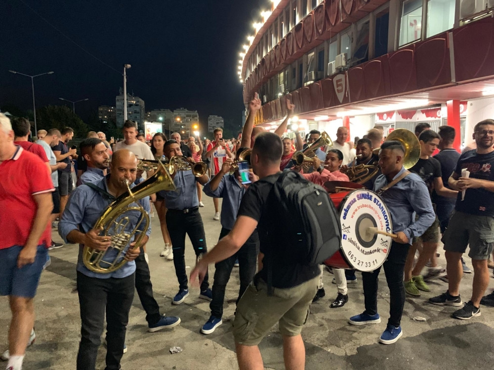 Oni su tu i upotpunili su slavlje, uz njihove zvuke užitak je bolji, čak i prilikom presvlačenja! (VIDEO)