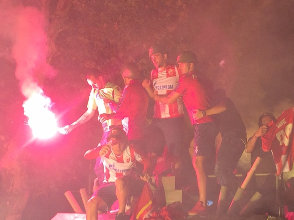Fudbaleri Crvene zvezde u oklopnom vozilu proslavili plasman u Ligu šampiona! (FOTO + VIDEO)