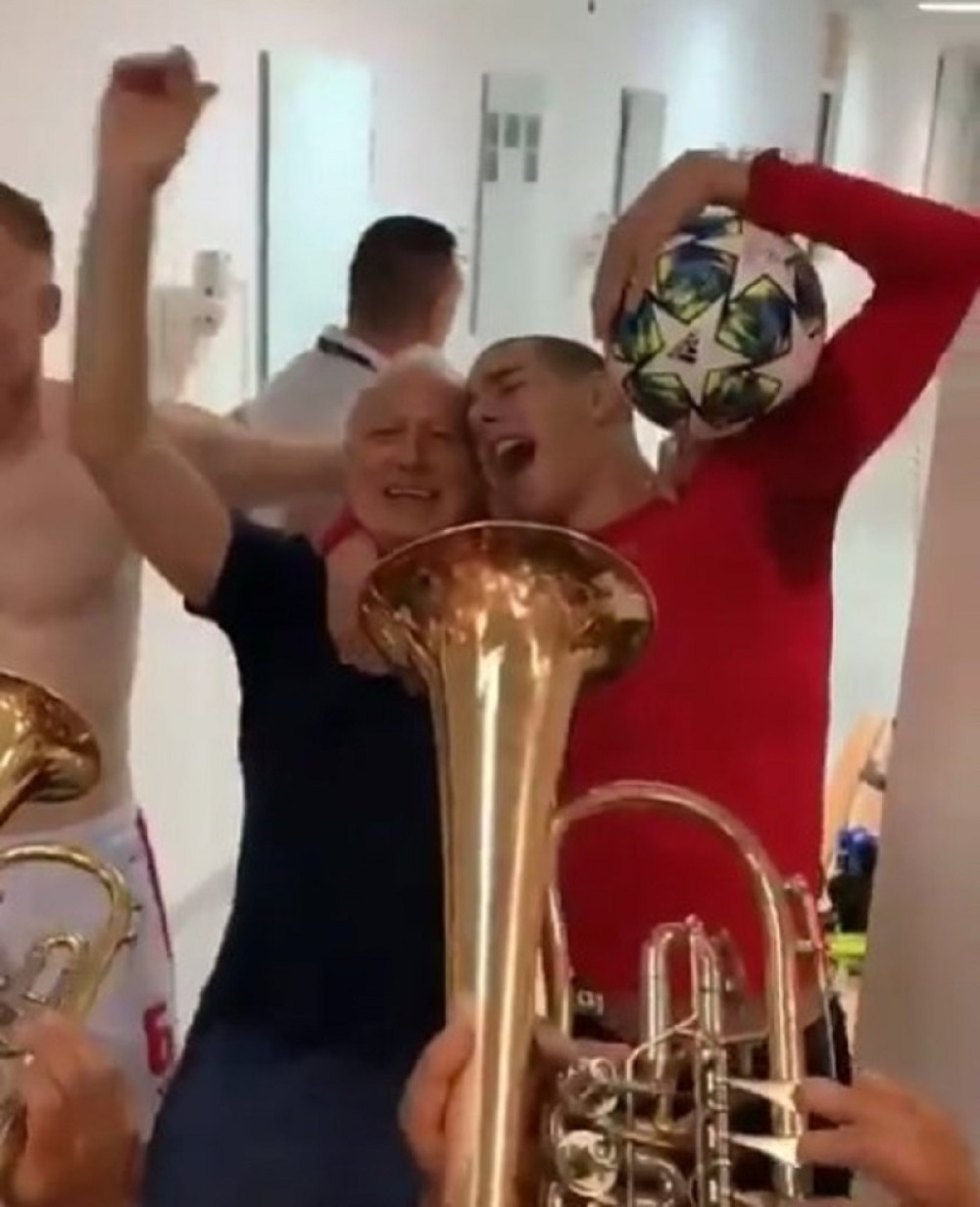 Pukle emocije! Kad je došla ta pesma na red, u svlačionici je nastao delirijum! (VIDEO)