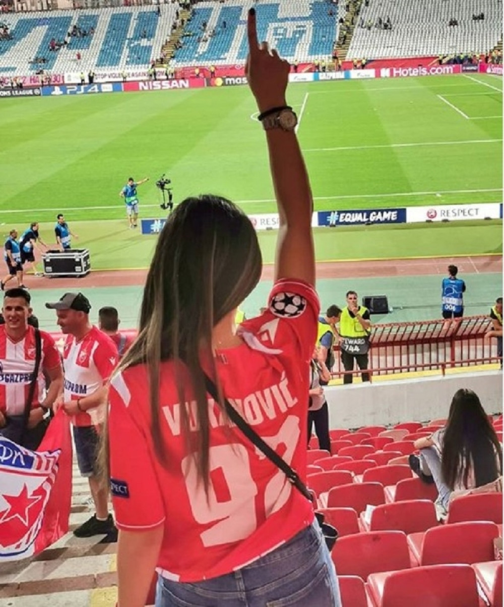 Njegova devojka ne propušta Zvezdine utakmice, ona očarava osmehom na koji nećete ostati imuni! (FOTO)