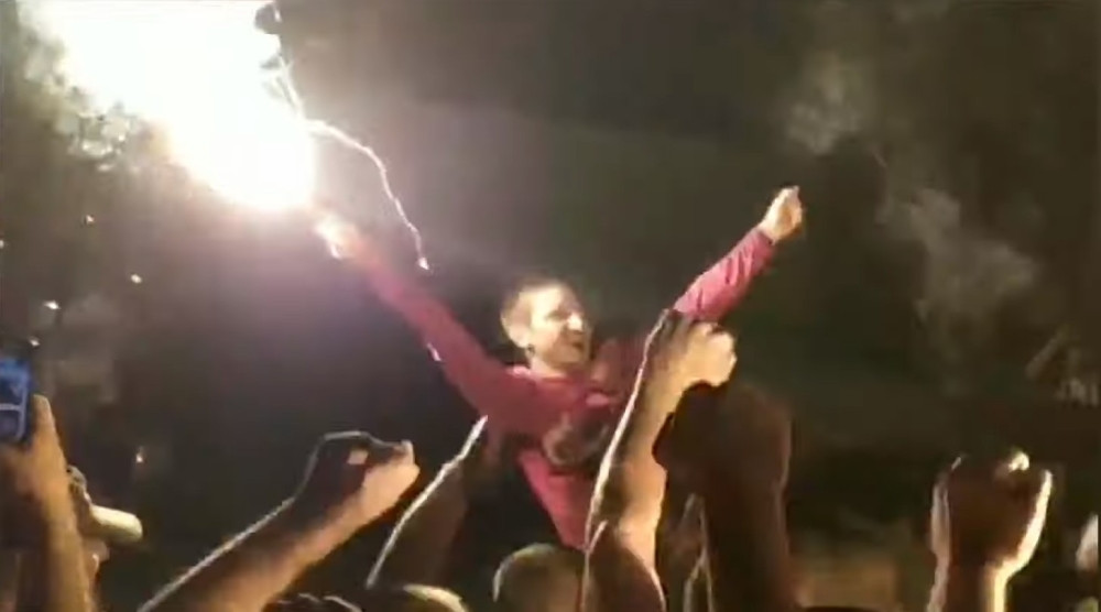 Navijači zakrčili put tvorcima Zvezdinog uspeha, Marin uzeo baklju i poveo navijanje! (VIDEO)