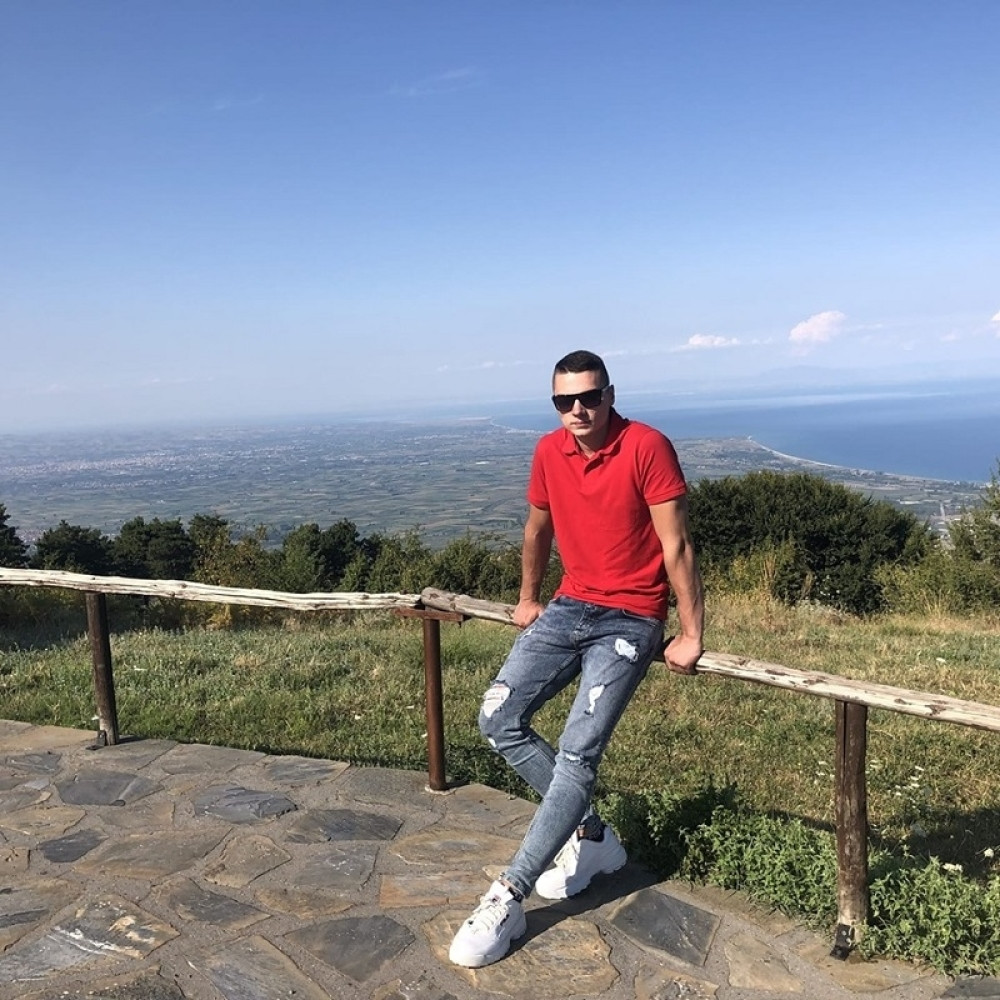 Sin poznatog srpskog pevača počiva u svom rodnom selu! Porodica van sebe od bola!