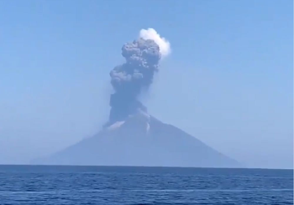 Vulkan strahovito zaurlao! Komadi lave lete poput gelera! Meštani mole boga da ne dođe do najgoreg! (FOTO/VIDEO)