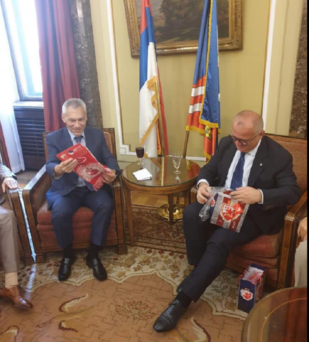 Ruski ambasador dobio najbolji poklon, počeo da ga okreće u rukama i da se smeje! (FOTO)