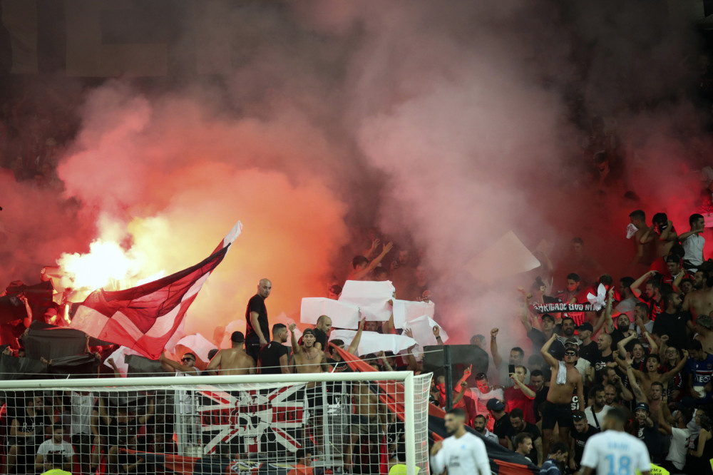 Sudija prekinuo meč zbog transparenta navijača!