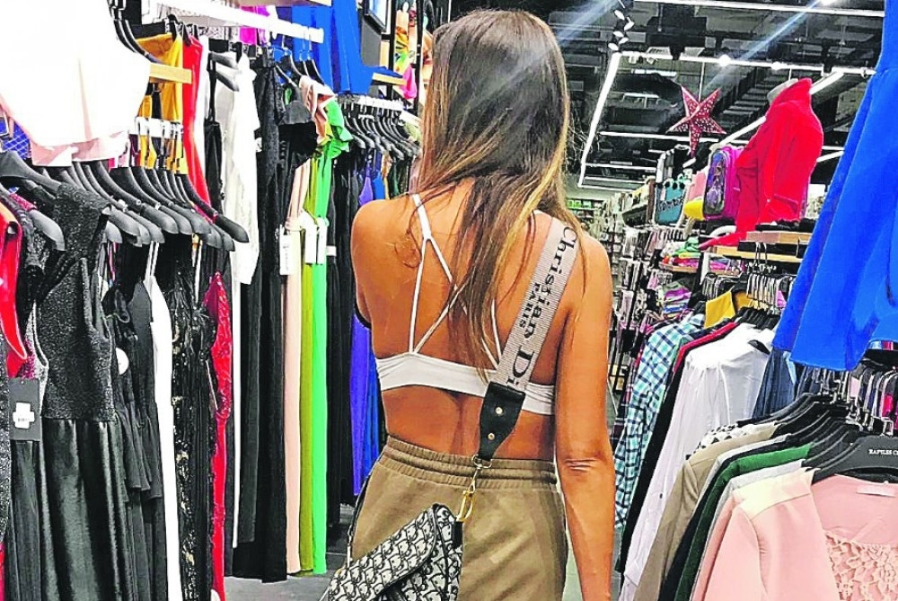 S*ks bomba se sprema za Zadrugu, a "Šanel" kupuje kod Kineza! Razotkriveno sve! (PAPARACO)