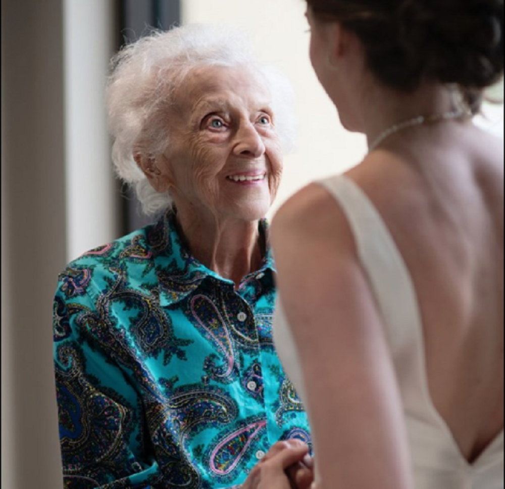 Baka zbog bolesti nije bila na venčanju svoje unuke, a ono što je mlada učinila slama srce!