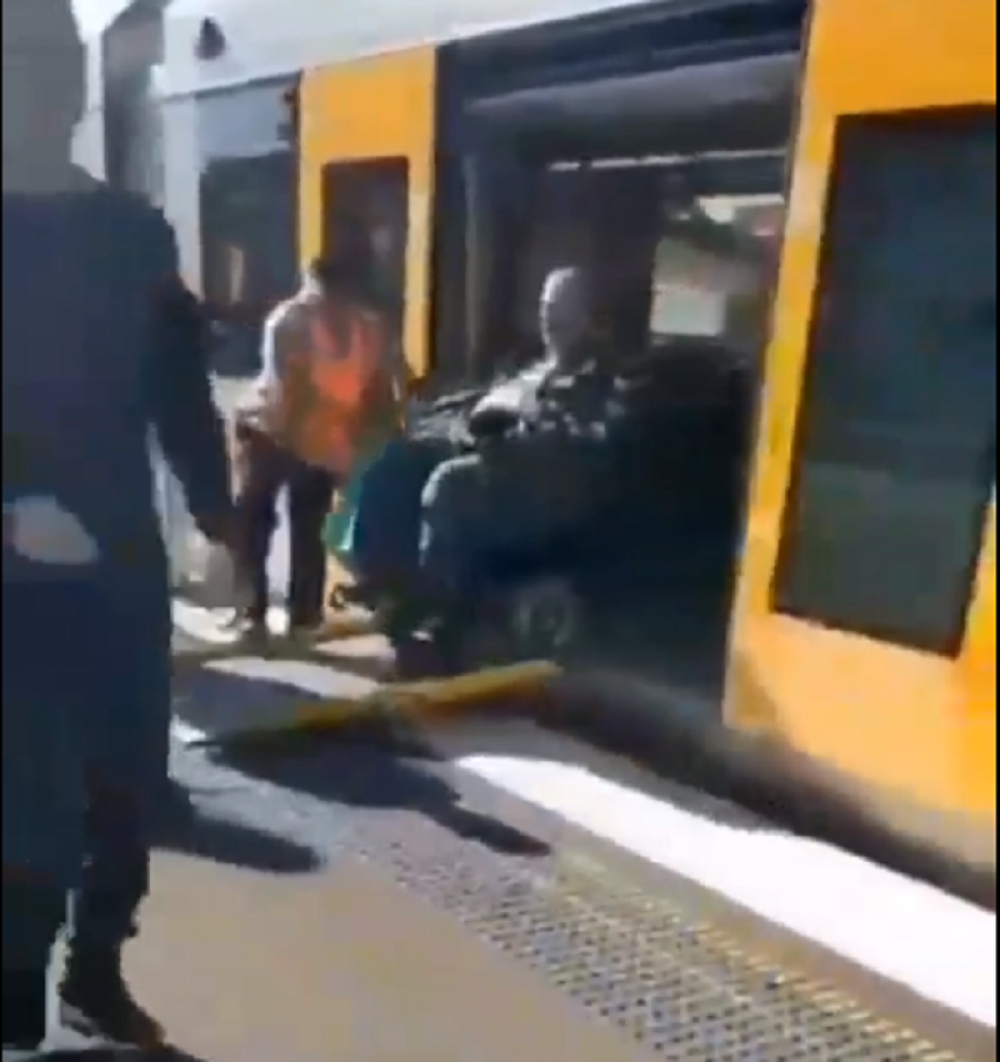 Kondukter postavio rampu, a onda je sve krenulo po zlu, točak se zaglavio... (VIDEO)