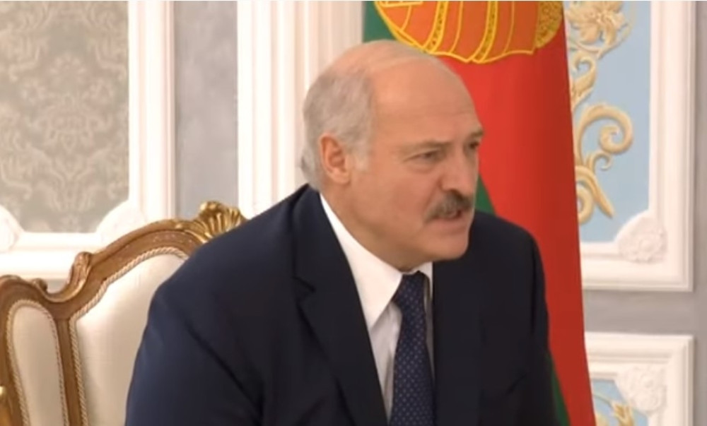 NATO tuče po Srbiji, Lukašenko seda u avion i kreće za Beograd sa padobranom ispod sedišta! U pozadini se čuju detonacije, a on ulazi kod Miloševića...