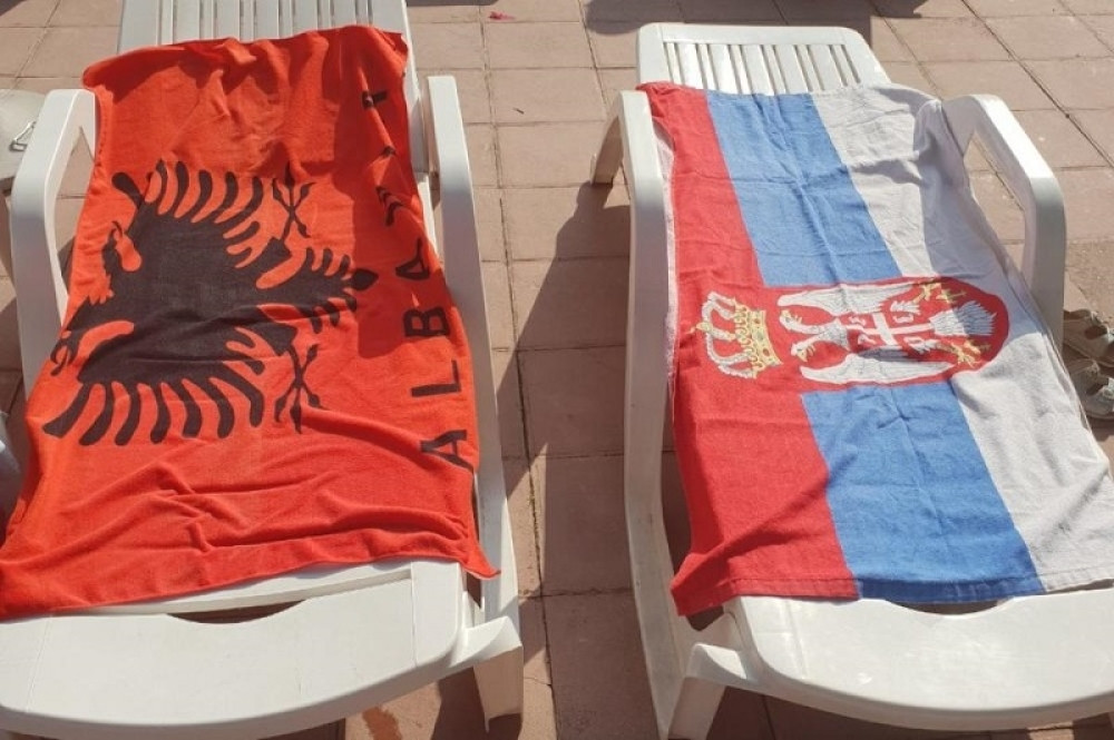 Razvio albansku zastavu pored srpske, situacija izmakla kontroli! (FOTO)