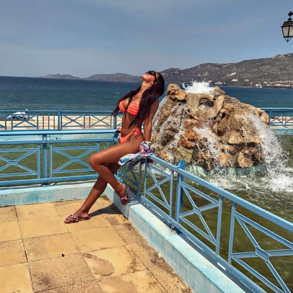 Zadrugarka ko od majke rođena: Pokazala čime raspolaže, ne mari za kamere (VIDEO 18+)