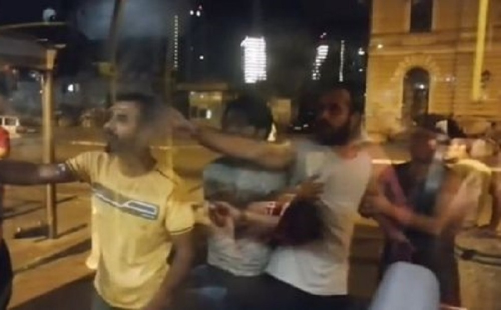 Grupa migranta zlostavljala vozača i putnike na liniji 860! Beograđani u strahu, isplivao užasan snimak iživljavanja! (VIDEO)