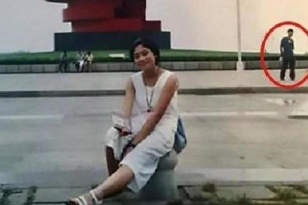 Muž našao sliku supruge nastalu 11 godina pre braka: Kad je pogledao bolje, umalo se onesvestio od šoka! (FOTO)