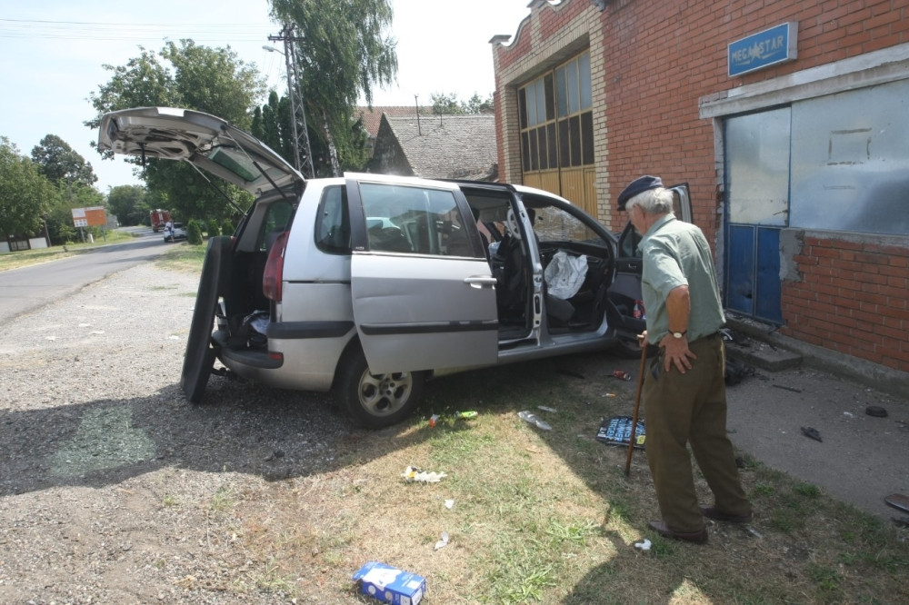 Svedoci nesreće u Vladimirovcima opisali potresne scene, automobil koji je udario u kuću natopljen krvlju! (FOTO)