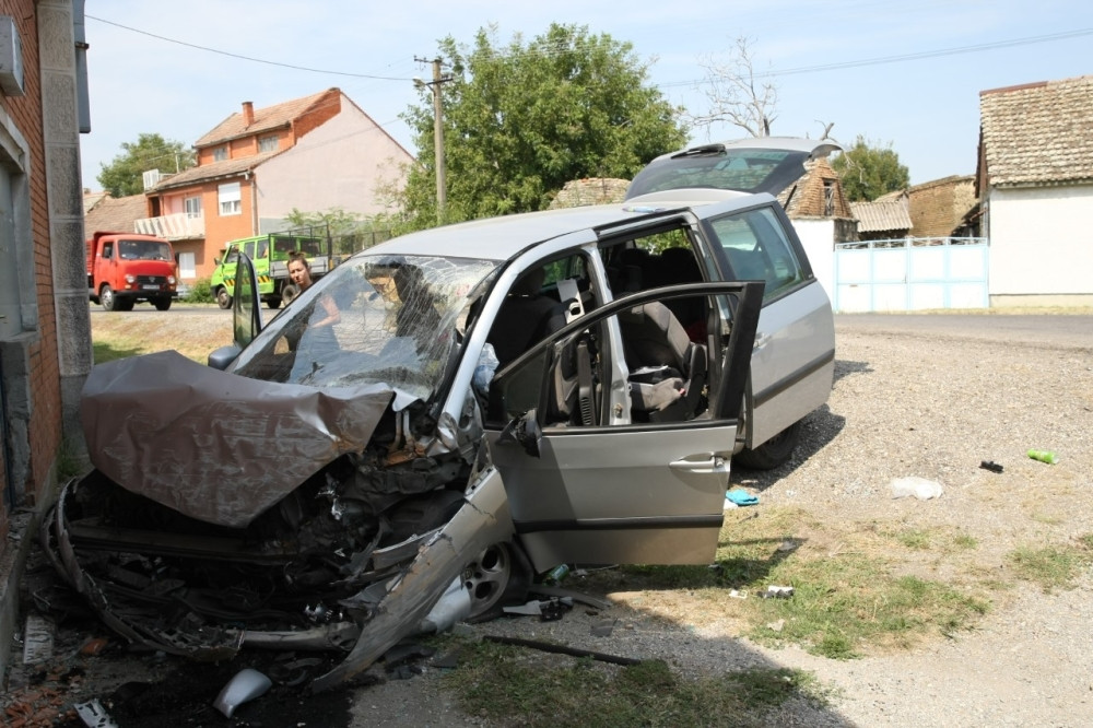 Komšija gledao trenutak strašne pogibije! Ženi iz smrskanog automobila virile samo ruke!