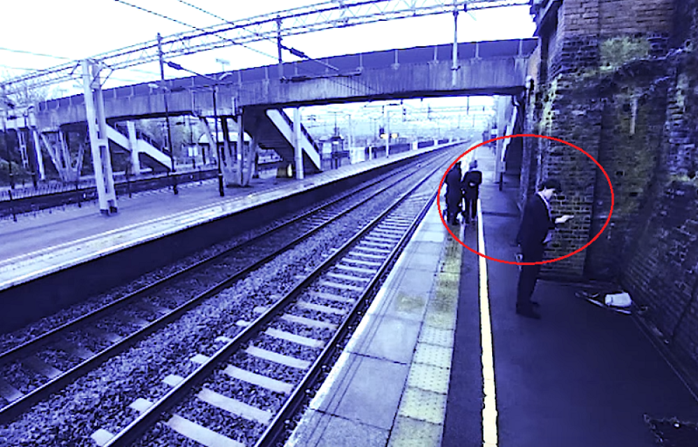 Čovek se u potpunom očaju zaleteo pod voz! Preživeo za dlaku! Kamera snimila jeziv prizor spasavanja (VIDEO)