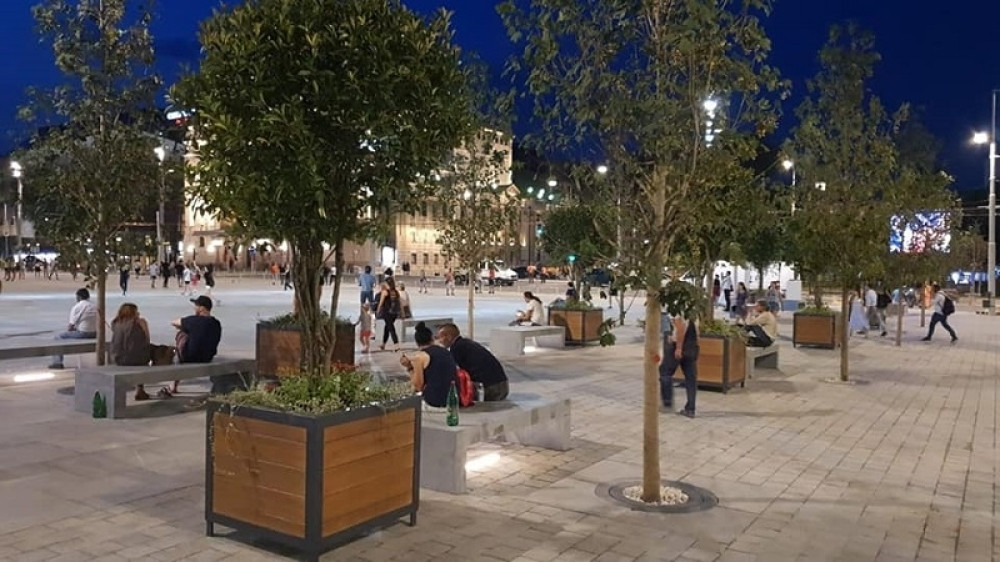 Radovi na Trgu republike se privode kraju, a sugrađani već isprobavaju pametne klupe!