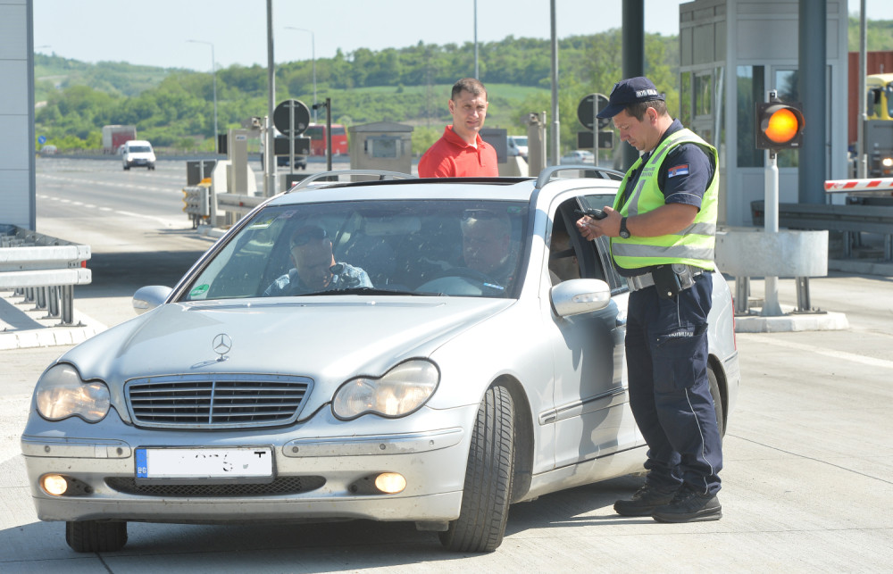 Vozač kombija zaspao za volanom!