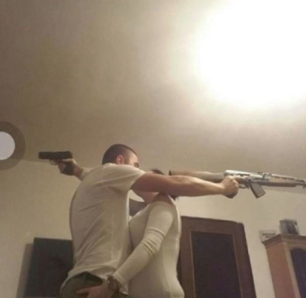 Ljubavni par zagrljen - u rukama puške i pištolji! Alarmirana policija!