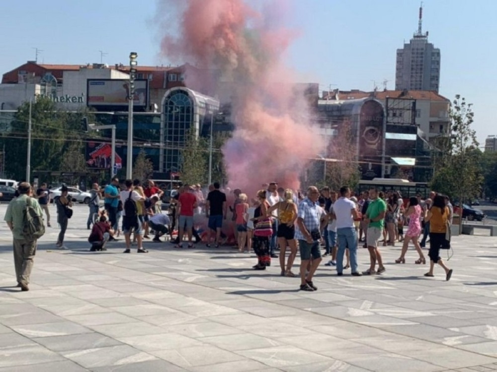 Dim se širi centrom grada, napadnuti i novinari!