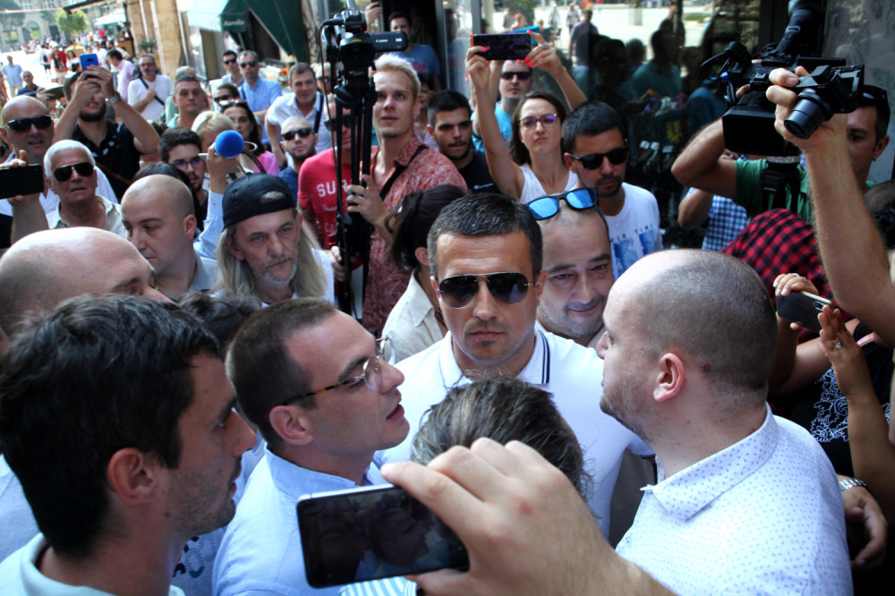 Divljanje na Trgu Republike ne staje, gore baklje, sukob preti da eskalira! (FOTO)