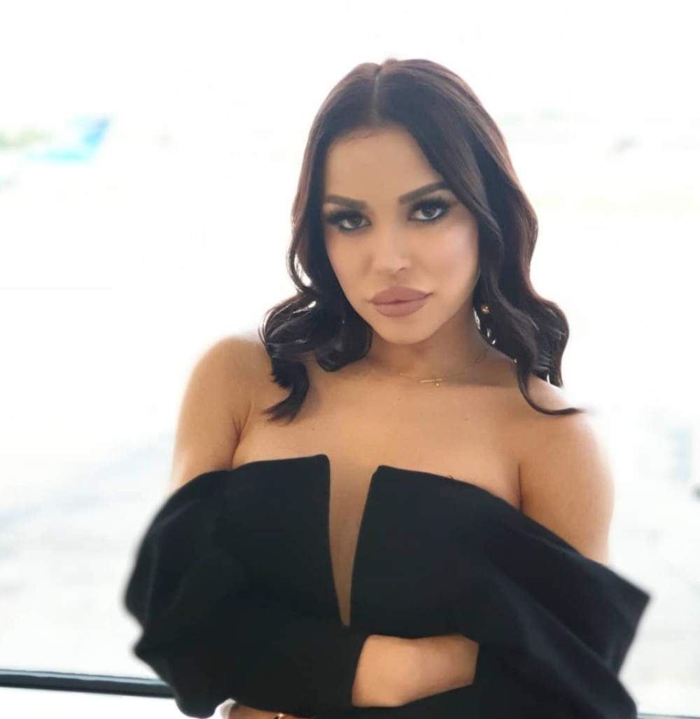 Aleksandra Mladenović nikad provokativnija izašla na scenu, sve pršti od seksepila u uzanom kombinezonu! (FOTO)