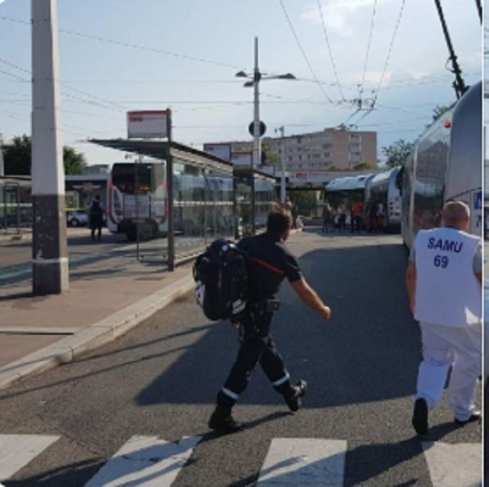 Nožem ubio mladića, ranio još devet ljudi, prolaznici uspeli da savladaju jednog muškarca! (VIDEO)
