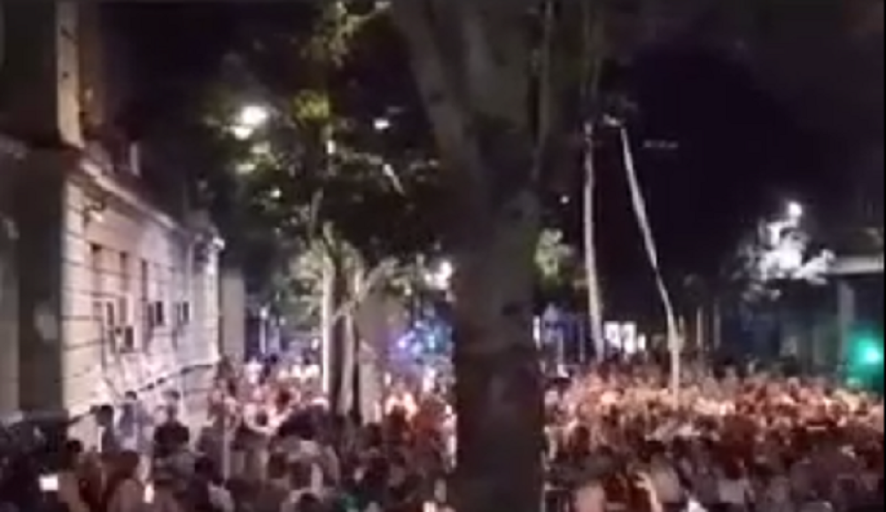 Pristalice opozicije se penju na ogradu, pokušavaju da se provuku kroz rešetke, vire sa prozora! (VIDEO)