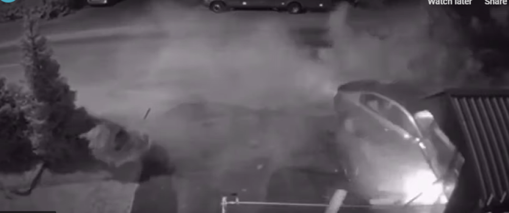 Automobilom se zakucala u metalnu ogradu! Sve se treslo od jačine udara