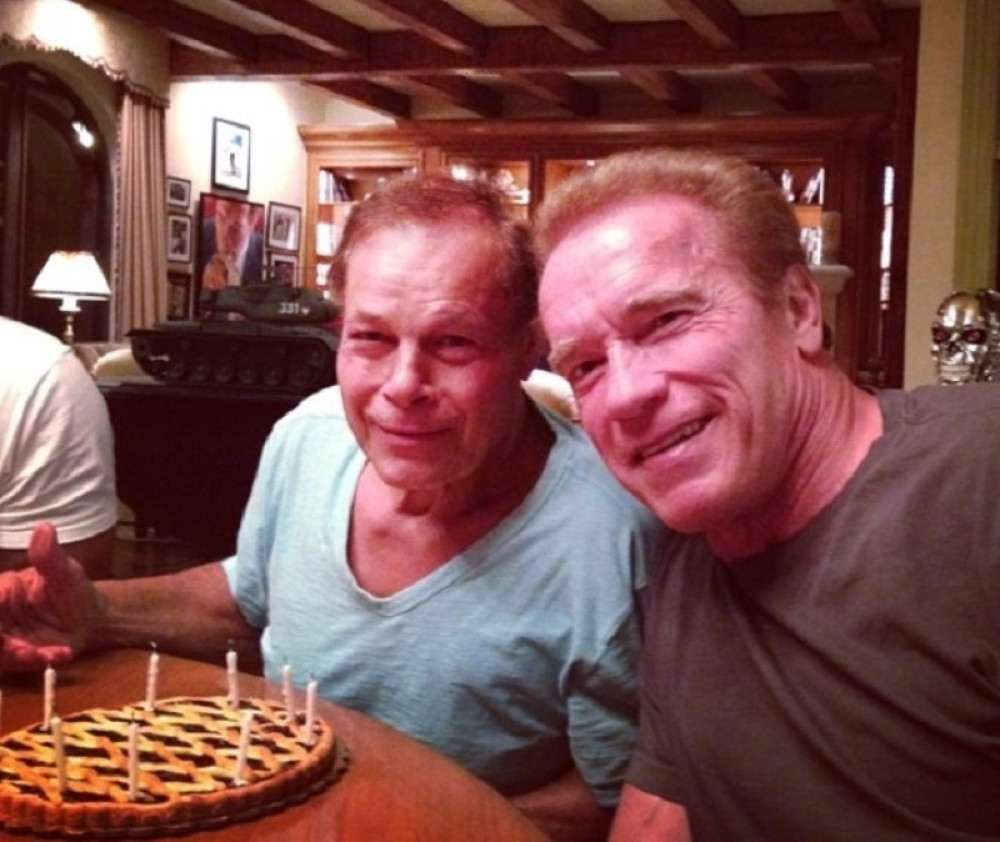 Arnold Švarceneger sa nožem u rukama poslao brutalnu poruku (FOTO/VIDEO)