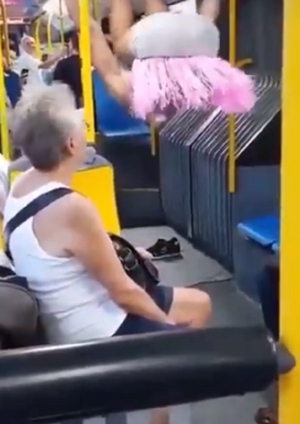 Skinuo pantalone i krenuo da igra u suknji! Hteli da ga isteraju iz autobusa (HIT SNIMAK)