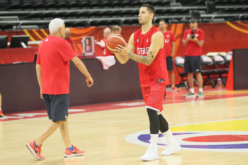 Jović zalepio Amerikanca, ostao je da leži na terenu bespomoćno! Nije znao šta ga je snašlo! (VIDEO)