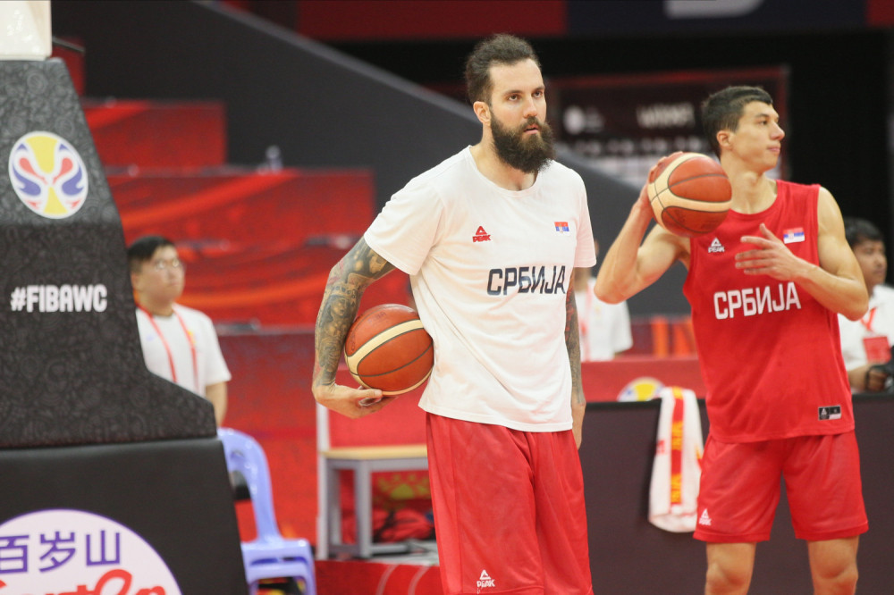 Pred kamerama je uvek gotivan, a sada komšije Miroslava Raduljice otkrivaju kako se zaista ponaša kada je van terena!