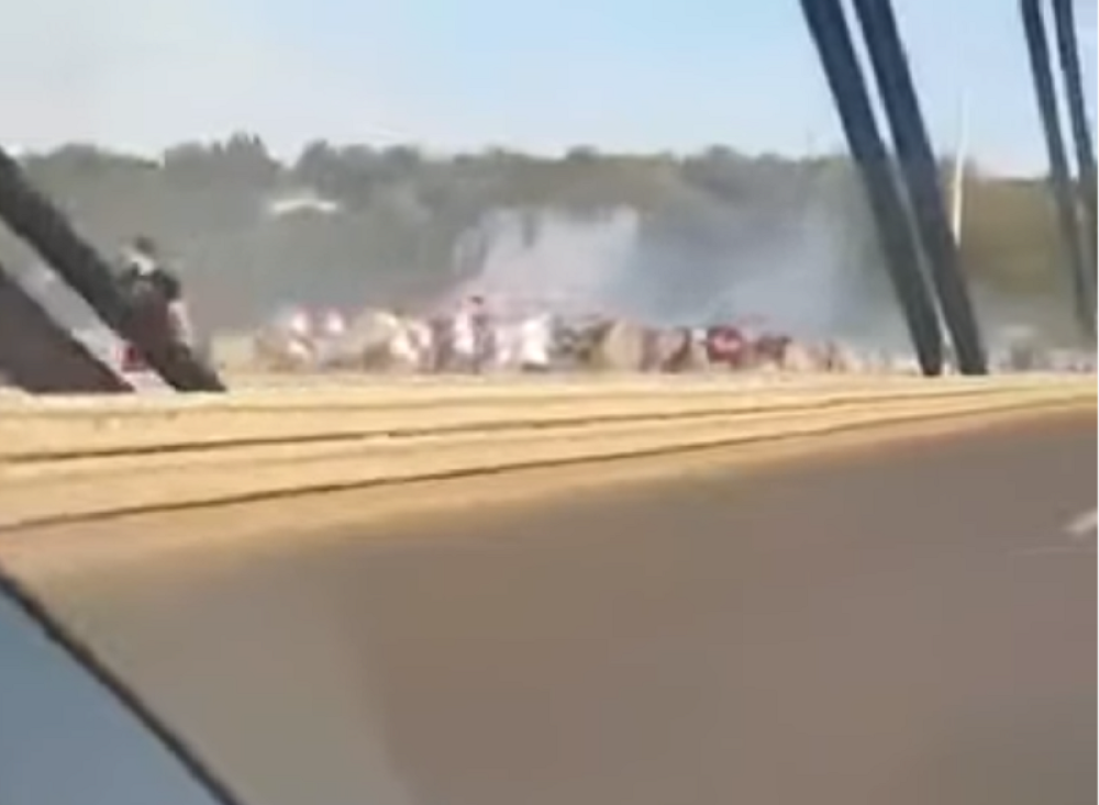 "Delije" upale u klasičnu sačekušu "Firmaša" na Mostu Slobode! Štangle i palice letele na sve strane! (VIDEO)
