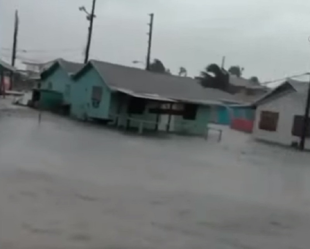 Amerika strepi od nikad razornijeg uragana, nema vode i struje! Naređena hitna evakuacija 830.000 ljudi! (VIDEO)