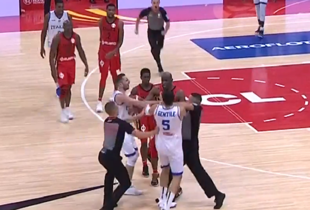 Tuča košarkaša pred sam finiš meča! (VIDEO)