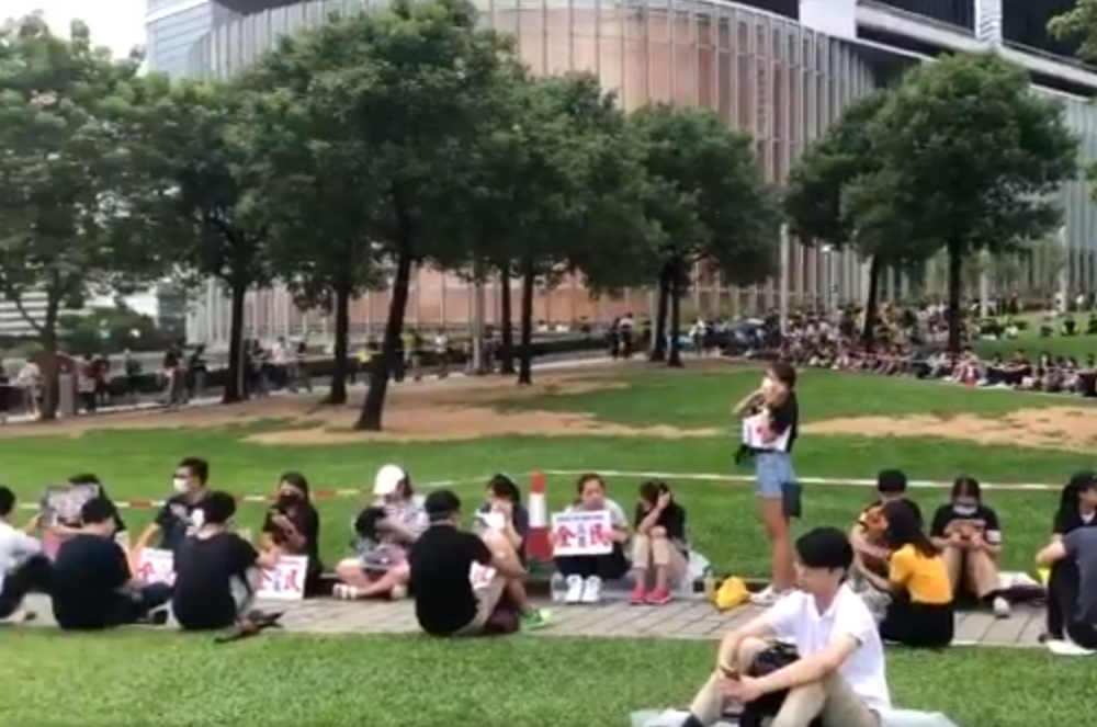 Demonstranti danas dobili najsnažniju podršku ikada! Kineska armija čeka, tenkovske cevi spremne da zagrme?!
