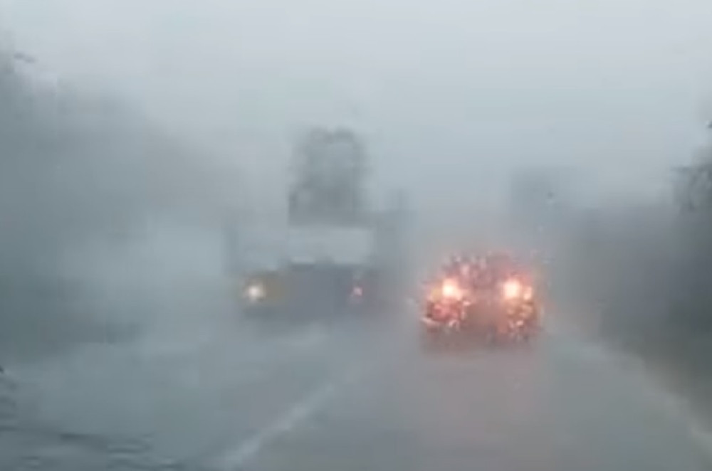 Nevreme zaustavilo automobile! Od pljuska se ne vidi prst pred okom (VIDEO)