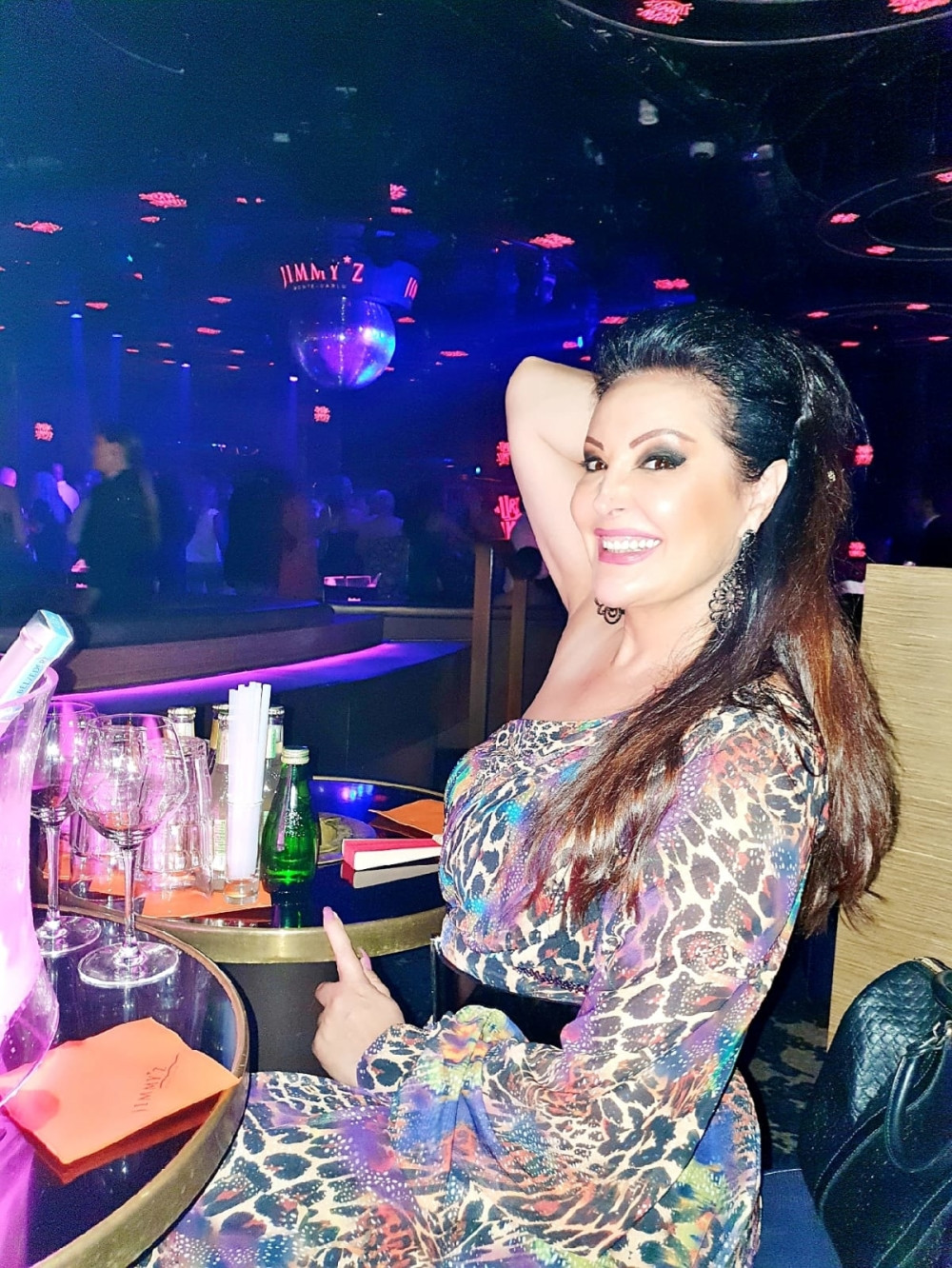 Dragana Mirković je jedna od najmoćnijih žena sa estrade, a ova žena stoji iza nje!